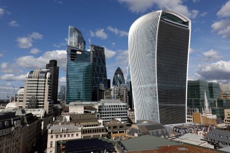 Pohled z památníku na obchodní čtvrť - The City. Vpředu vpravo je mrakodrap Sky Garden.